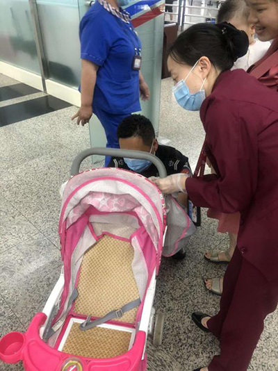 圖片1.png“真情服務”是讓旅客更加安心、放心、舒心的出行。行查室作為部門進港服務的最后一個環(huán)節(jié)，在日常工作中也很注重服務細節(jié)。6月10日，行查室工作人員幫助旅客打開嬰兒車，為她排憂解難。.png