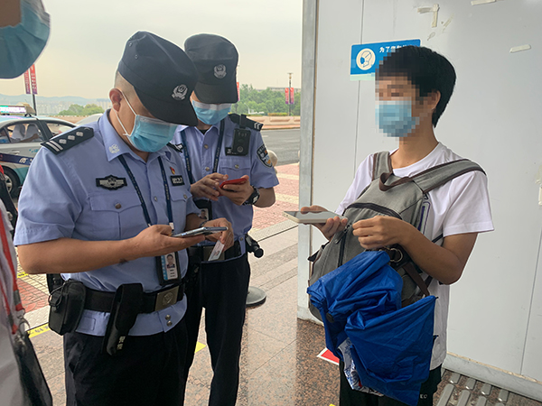 安檢站查獲一旅客冒用他人健康碼、核酸證明副本.jpg